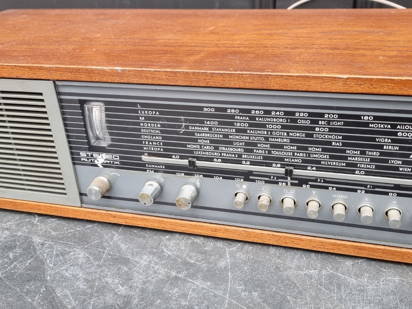 Hi-Fi: a Bang & Olufsen 'Beomaster 900' radio.