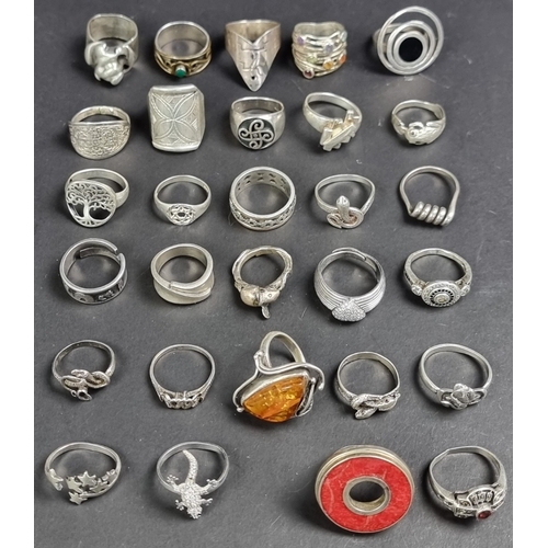 Twenty nine silver, .925 and white metal rings.