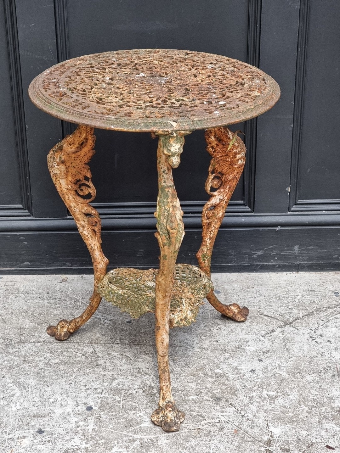 A small Victorian cast iron pub table, 51.5cm diameter, (s.d.).