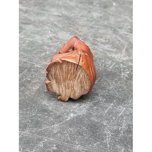 1219 - A mixed lot, to include: a cast iron hound, 21cm long; a Japanese carved wood figure, 10cm high; Chi... 