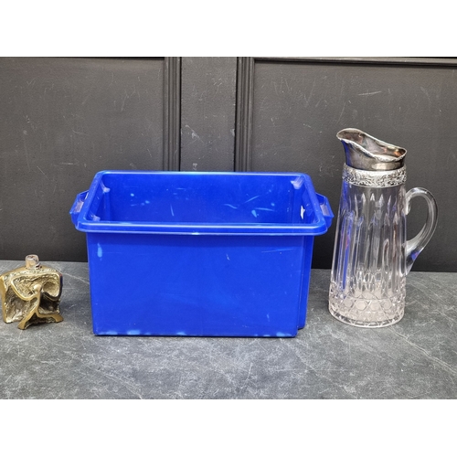 1407 - A mixed lot, to include an unusual brutalist bronze lighter, 9.5cm high; and various electroplate.... 