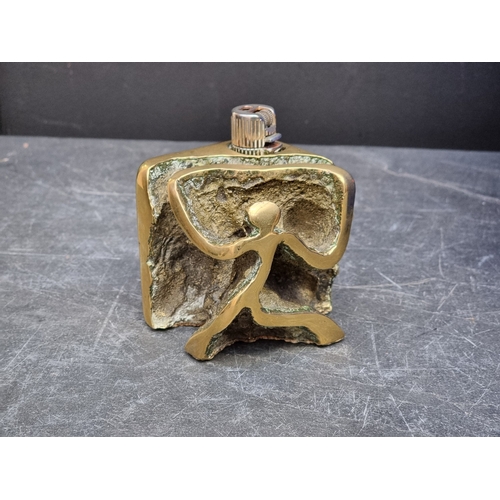 1407 - A mixed lot, to include an unusual brutalist bronze lighter, 9.5cm high; and various electroplate.... 