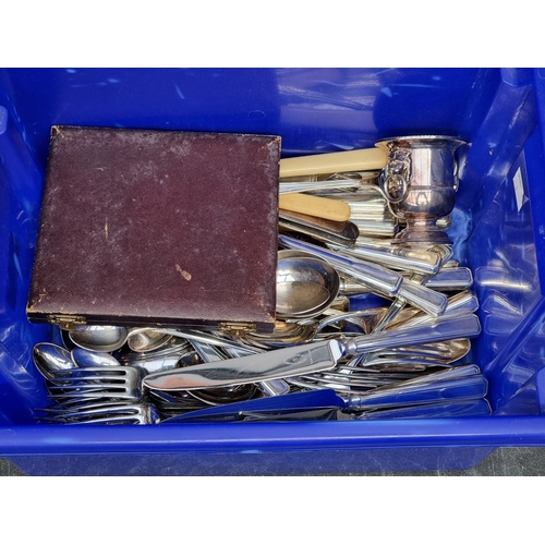 1407 - A mixed lot, to include an unusual brutalist bronze lighter, 9.5cm high; and various electroplate.... 