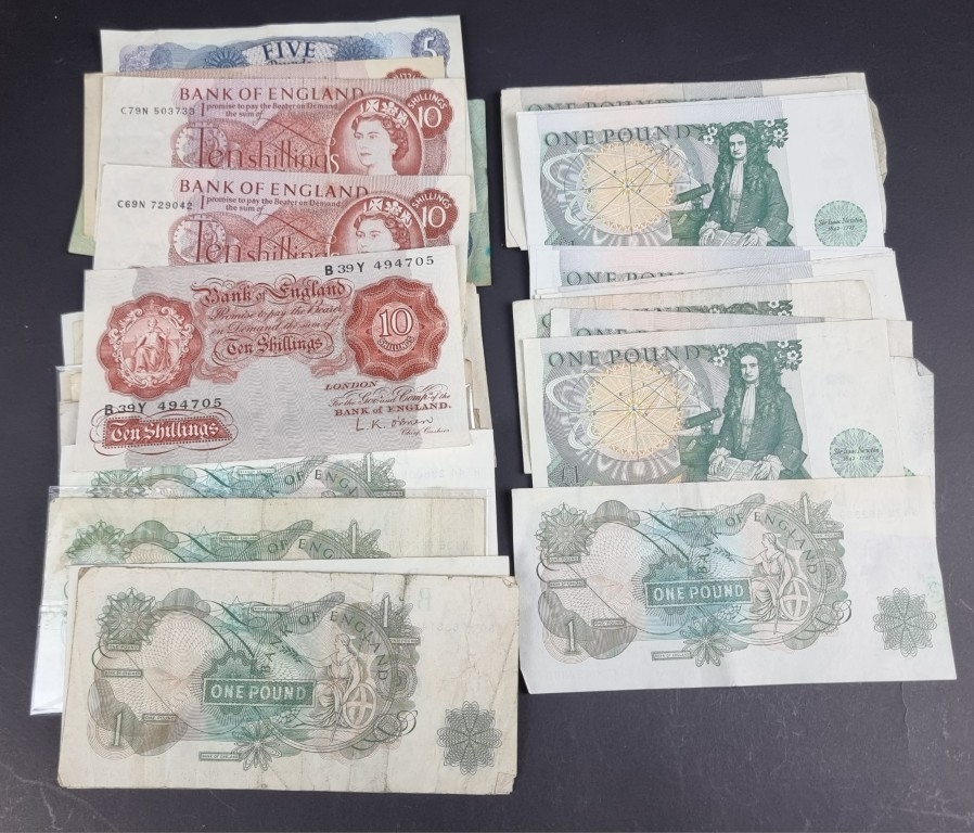 Banknotes: UK, approx. sixty seven banknotes, to include twenty nine D ...