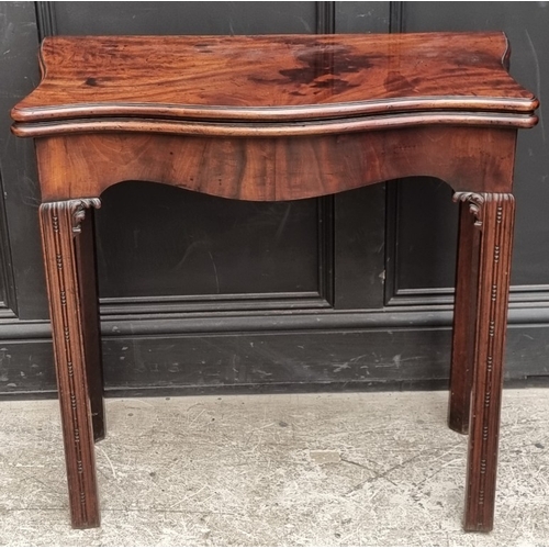 1088 - An early George III mahogany serpentine tea table, with single gateleg, 76.5cm wide.... 
