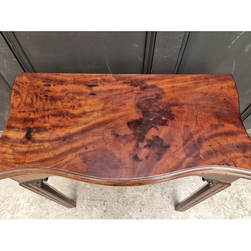 1088 - An early George III mahogany serpentine tea table, with single gateleg, 76.5cm wide.... 