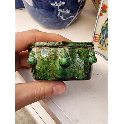 1293 - A mixed group of Chinese and Japanese ceramics, 18th century and later, to include a miniature Cizho... 