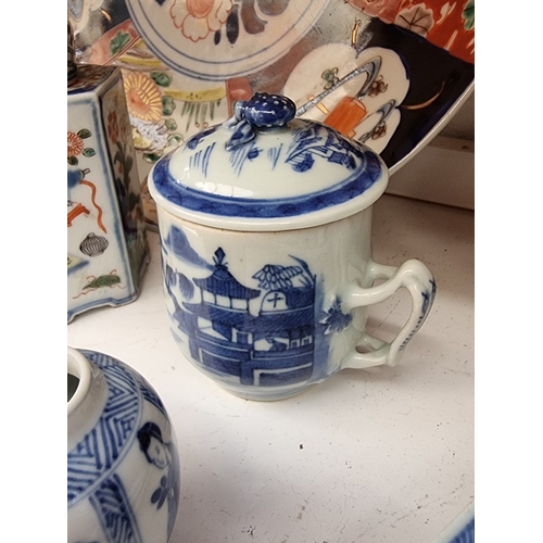 1293 - A mixed group of Chinese and Japanese ceramics, 18th century and later, to include a miniature Cizho... 