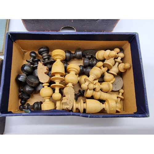 1366 - A boxed set of 'The Charterhouse Special' boxwood and ebonized 'Chessmen', king 5.5cm, pawn 2.5cm, (... 