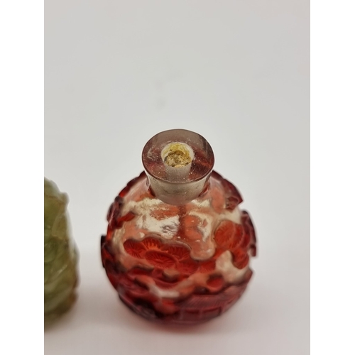1370 - A Chinese red overlay clear glass snuff bottle, Qing, with jade stopper, total height 7.7cm; togethe... 