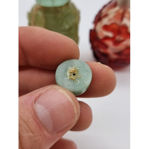 1370 - A Chinese red overlay clear glass snuff bottle, Qing, with jade stopper, total height 7.7cm; togethe... 