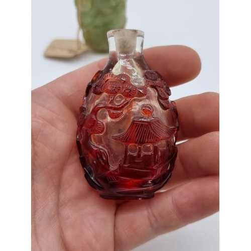 1370 - A Chinese red overlay clear glass snuff bottle, Qing, with jade stopper, total height 7.7cm; togethe... 