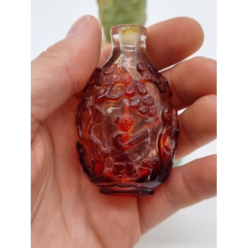 1370 - A Chinese red overlay clear glass snuff bottle, Qing, with jade stopper, total height 7.7cm; togethe... 