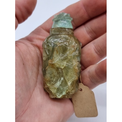 1370 - A Chinese red overlay clear glass snuff bottle, Qing, with jade stopper, total height 7.7cm; togethe... 