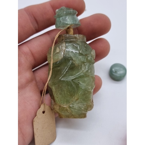 1370 - A Chinese red overlay clear glass snuff bottle, Qing, with jade stopper, total height 7.7cm; togethe... 