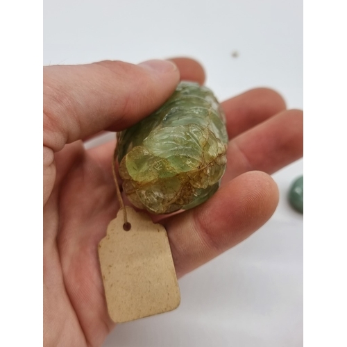 1370 - A Chinese red overlay clear glass snuff bottle, Qing, with jade stopper, total height 7.7cm; togethe... 