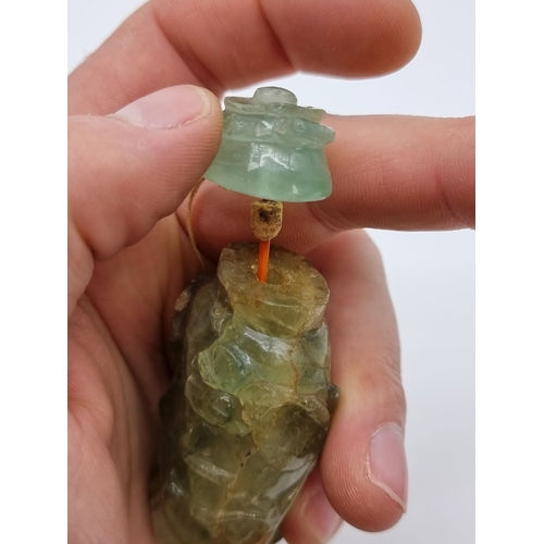 1370 - A Chinese red overlay clear glass snuff bottle, Qing, with jade stopper, total height 7.7cm; togethe... 