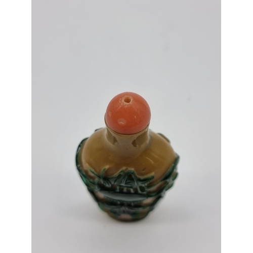 1371 - A Chinese green overlay glass snuff bottle, 19th century, decorated with grasshoppers on peapods aga... 