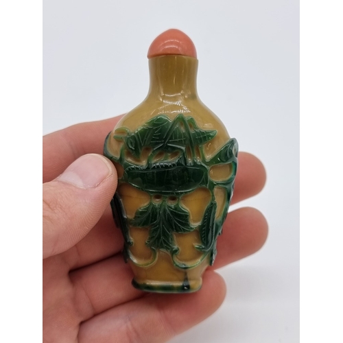 1371 - A Chinese green overlay glass snuff bottle, 19th century, decorated with grasshoppers on peapods aga... 