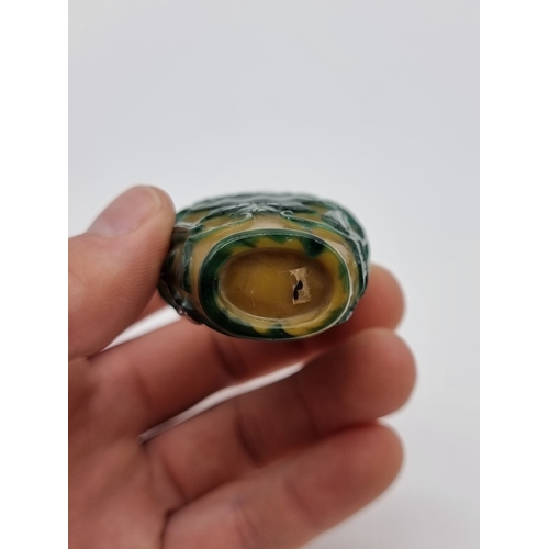 1371 - A Chinese green overlay glass snuff bottle, 19th century, decorated with grasshoppers on peapods aga... 
