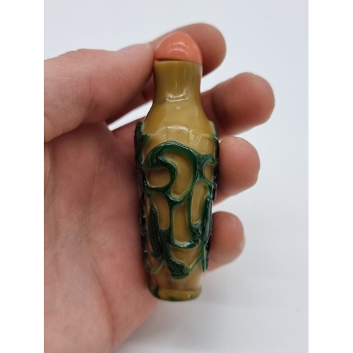 1371 - A Chinese green overlay glass snuff bottle, 19th century, decorated with grasshoppers on peapods aga... 