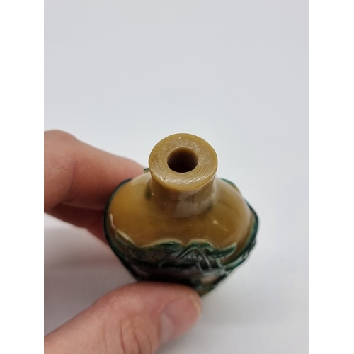 1371 - A Chinese green overlay glass snuff bottle, 19th century, decorated with grasshoppers on peapods aga... 