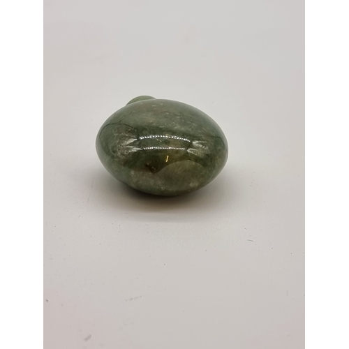 1377 - Four Chinese snuff bottles and stoppers, comprising: an agate example, (polished flaw), 5.3cm high, ... 