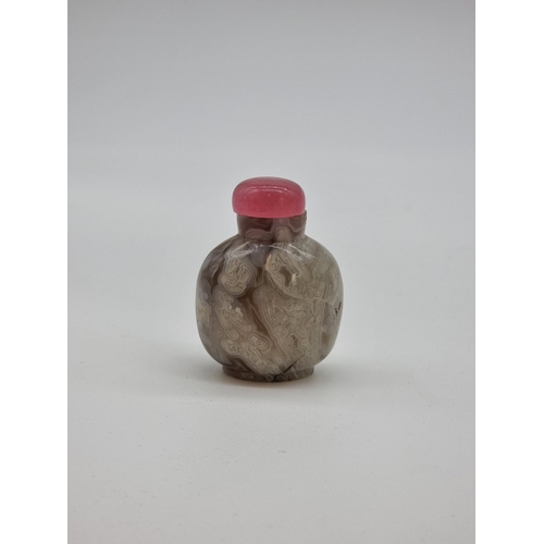 1377 - Four Chinese snuff bottles and stoppers, comprising: an agate example, (polished flaw), 5.3cm high, ... 