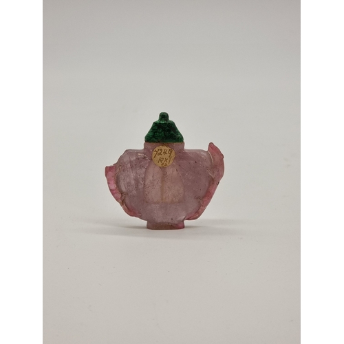 1377 - Four Chinese snuff bottles and stoppers, comprising: an agate example, (polished flaw), 5.3cm high, ... 