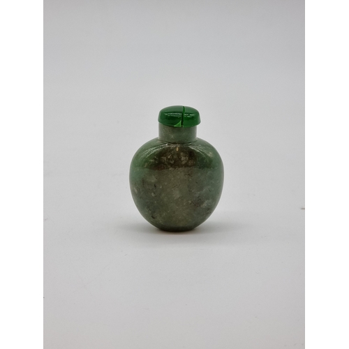 1377 - Four Chinese snuff bottles and stoppers, comprising: an agate example, (polished flaw), 5.3cm high, ... 