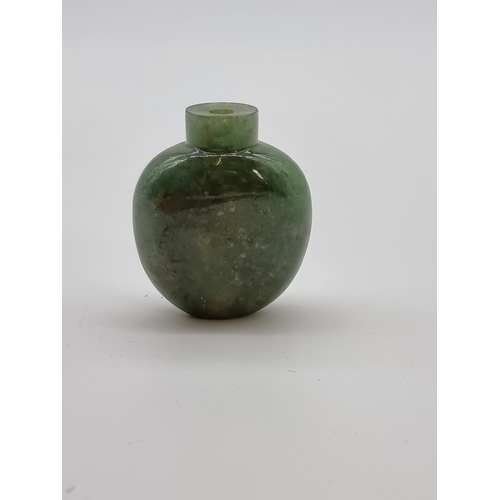 1377 - Four Chinese snuff bottles and stoppers, comprising: an agate example, (polished flaw), 5.3cm high, ... 