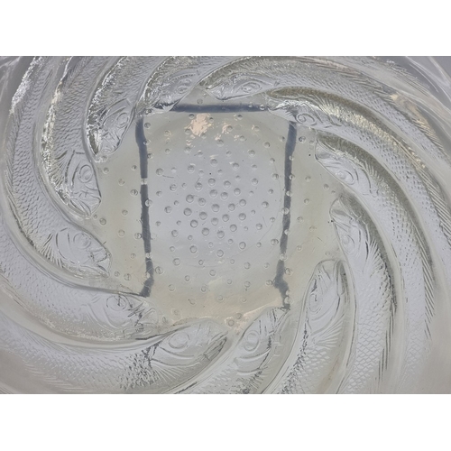 1387 - An R Lalique 'Poissons' opalescent glass dish, 29.5cm diameter, apparently unmarked.... 