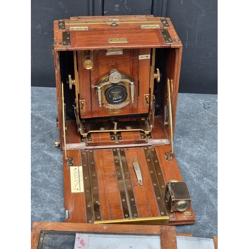 1422 - An Edwardian mahogany and brass plate camera.