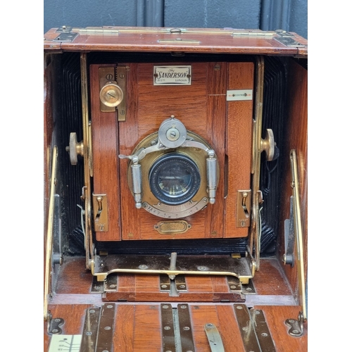 1422 - An Edwardian mahogany and brass plate camera.