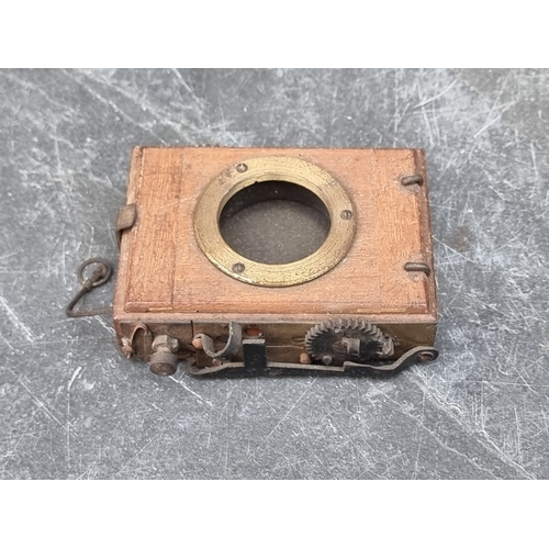 1428 - An Edwardian mahogany plate camera.