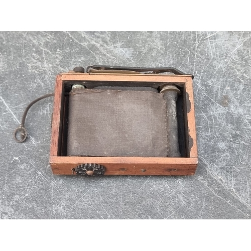 1428 - An Edwardian mahogany plate camera.