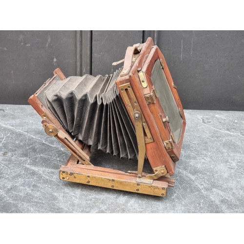 1428 - An Edwardian mahogany plate camera.