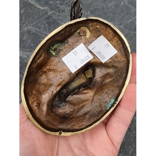 1522 - A bronze figure group of two spaniels, 10cm high.