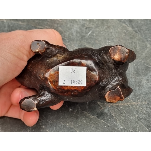 1523 - A bronze piglet, 12cm long.