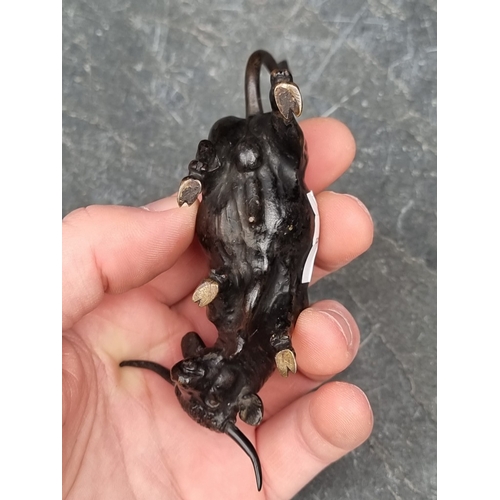 1524 - A Grand Tour style bronze bull, 11cm long.