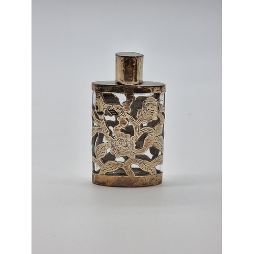 1378 - A Sterling silver mounted clear glass scent bottle and stopper, (chip to threaded collar), 7.6cm hig... 