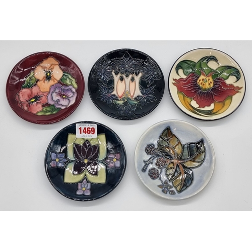 1469 - Five small Moorcroft dishes, comprising: 'Cluny'; 'Anna Lily'; 'Pansy'; 'Violet'; and 'Bramble' patt... 