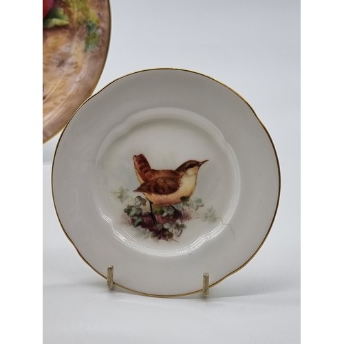 1390 - A Royal Worcester fruit painted cabinet plate, by Freeman, 23cm diameter; together with a small pair... 