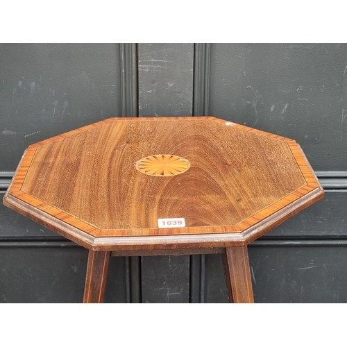 1039 - An Edwardian mahogany, satinwood crossbanded and inlaid octagonal occasional table, 42cm wide.... 