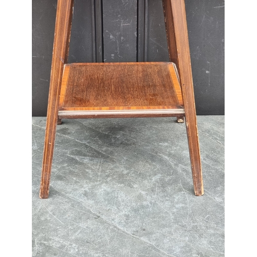 1039 - An Edwardian mahogany, satinwood crossbanded and inlaid octagonal occasional table, 42cm wide.... 