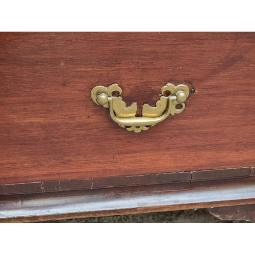 1007 - A George III mahogany and crossbanded chest of drawers, 97cm wide, (split to top).