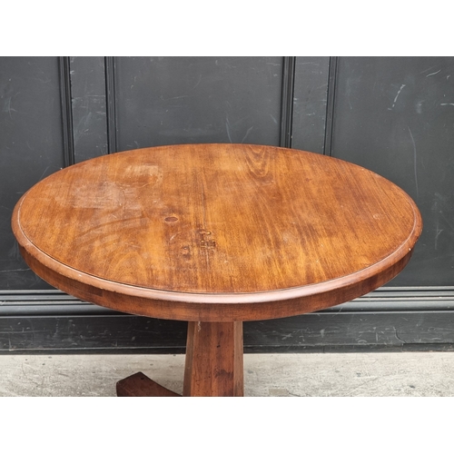 1019 - A Victorian mahogany circular tilt-top breakfast table, 87.5cm diameter.