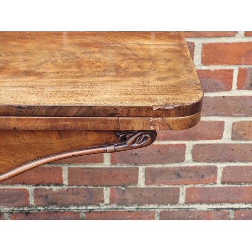 1050 - A Victorian mahogany pedestal card table, 91.5cm wide.