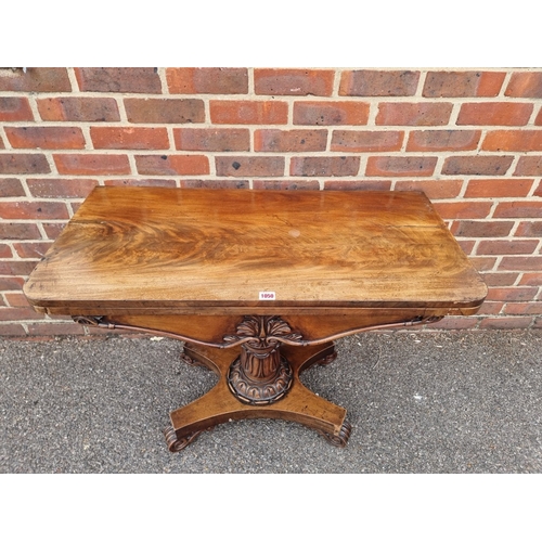 1050 - A Victorian mahogany pedestal card table, 91.5cm wide.