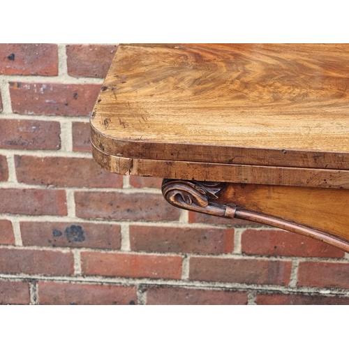 1050 - A Victorian mahogany pedestal card table, 91.5cm wide.